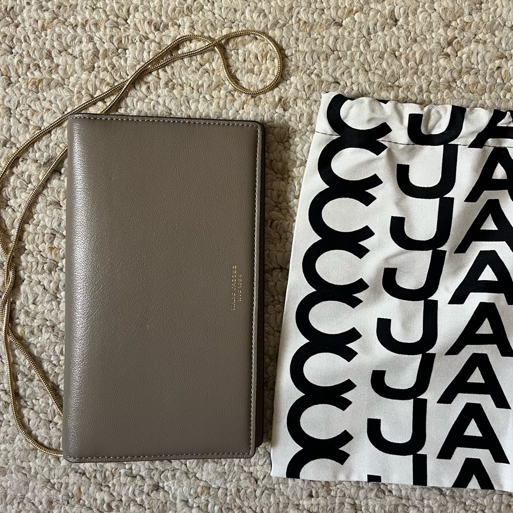 Marc Jacob’s Chain Crossbody Wallet Taupe